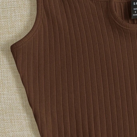 Notched Neck Rib-Knit Cropped Tank Top Size Large - Picture 6 of 7